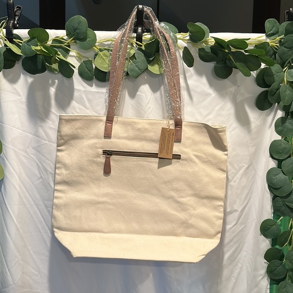 BNWT Color Dunes Embroidered initial “E” tote bag - Picture 2 of 3